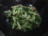 好吃不腻的西兰花炒肉做法图解5)
