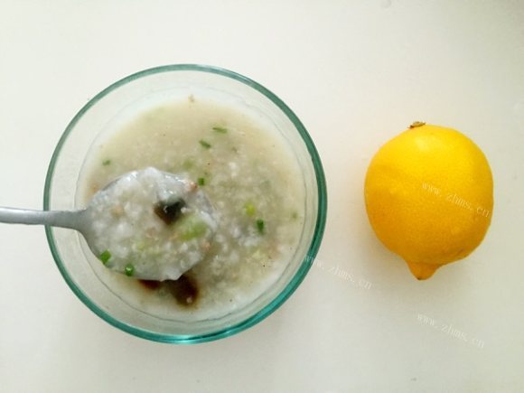热腾腾的皮蛋瘦肉粥