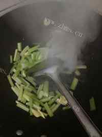 家常菜芹菜炒虾仁做法图解9)