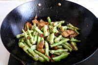 软烂鲜香的肉片焖豆角做法图解9)