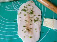 自制葱油薄饼做法图解5)
