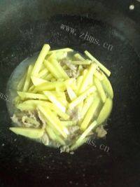 美美厨房之土豆炒肉做法图解5)