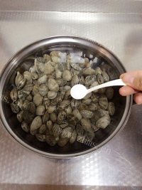 诱人的辣炒花蛤做法图解2)