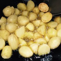 金黄的香辣锅巴土豆的做法图解三