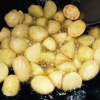 金黄的香辣锅巴土豆做法图解3)