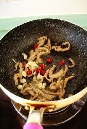 色泽不错的肉丝炒豇豆做法图解5)