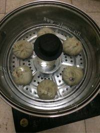 自己做的芹菜猪肉包子做法图解7)
