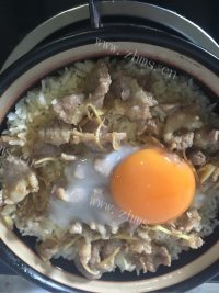 美味的姜丝肉片煲仔饭做法图解5)