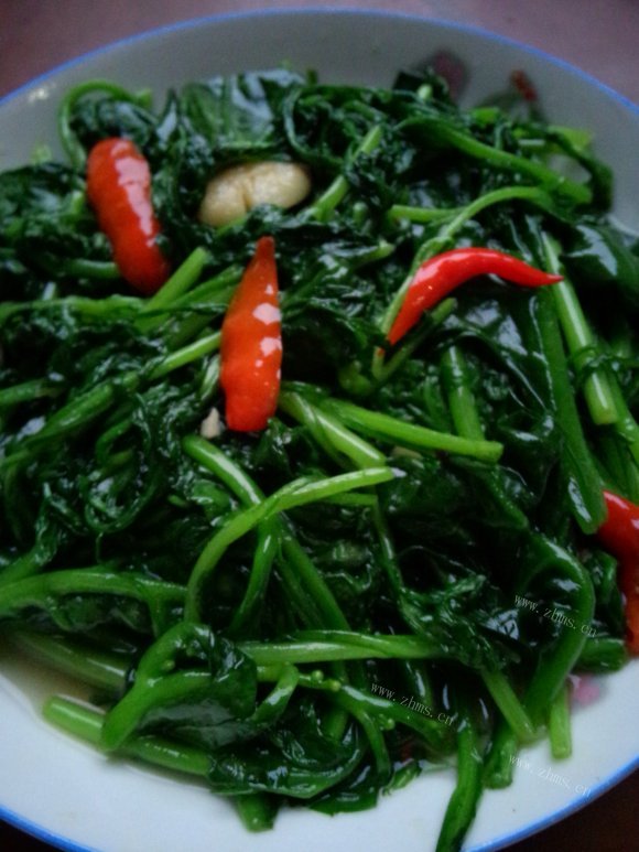 色泽鲜亮的清炒茼蒿