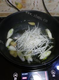 美味的萝卜丝鲫鱼汤做法图解6)