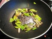 煎海鱼做法图解6)
