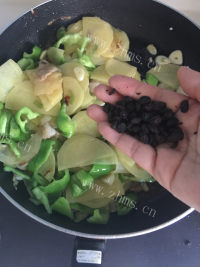 好吃的尖椒豆豉炒土豆片做法图解8)