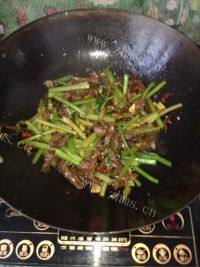 家常菜芹菜炒牛肉做法图解8)