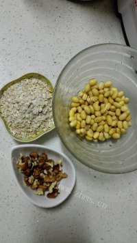 美味的核桃燕麦豆浆做法图解1)