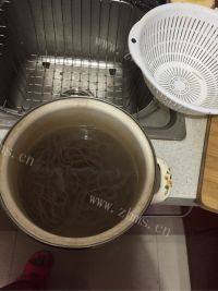 常见的酸酸辣辣荞麦面做法图解3)