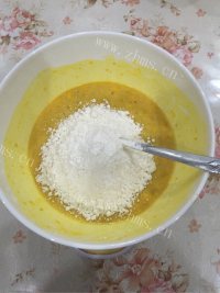 自制蛋黄小酥饼做法图解4)