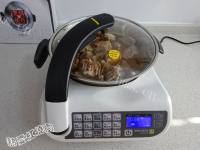美味红焖带骨羊腿做法图解10)