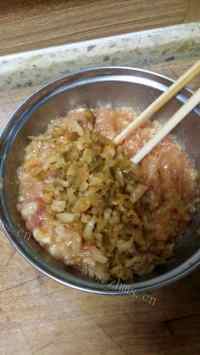 美味的榨菜豆腐皮包肉卷做法图解3)