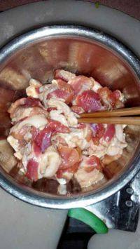 家常菜五花肉炒花菜做法图解2)