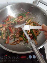 家常菜豆干炒肉做法图解9)