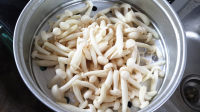 家常小菌菇炒肉丝做法图解2)