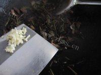 简易五花肉炒蕨菜做法图解11)