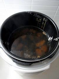 羊肚菌排骨汤做法图解6)