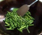 蒜苔炒肉做法图解4)