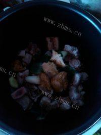 滋补的猴头菇排骨汤做法图解4)