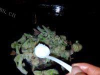 甘脆的花菜炒肉片做法图解7)