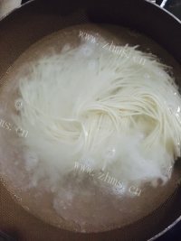 美味的麻辣小面做法图解3)