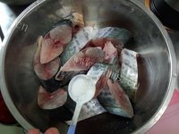 美味鲅鱼炖蒜薹做法图解3)