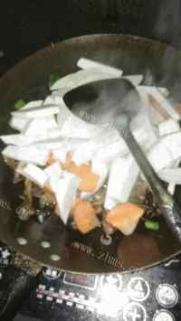 美味的腊鸡腿芋头焖饭做法图解2)