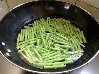 家常菜芝麻酱拌豆角做法图解3)