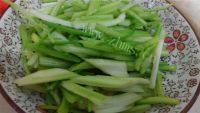 家常菜芹菜炒鸡蛋做法图解2)