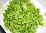 家常菜菜梗炒肉做法图解1)