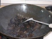 胡萝卜炒木耳做法图解3)