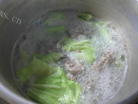营养油面筋白菜龙骨汤做法图解6)