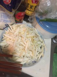 美味的茭白肉丝做法图解1)