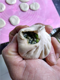 美味的韭菜包子做法图解9)