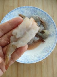 色香味俱全的炸虾球做法图解3)