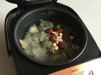 香气浓郁的红枣莲子银耳羹做法图解4)