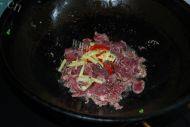 家常菜芥兰炒牛肉做法图解4)