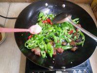 腊猪头肉炒辣椒做法图解6)