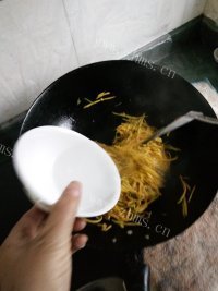 热腾腾的炒南瓜做法图解4)
