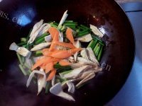美味的蒜苔炒腐竹做法图解5)