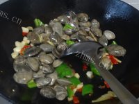 美味的炒花蛤做法图解5)