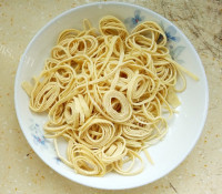 色泽不错的凉拌豆皮做法图解4)