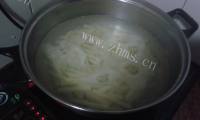 色泽鲜亮的炒土豆丝做法图解2)