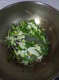 色味俱佳的青椒土豆丝做法图解3)